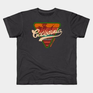 California Surf retro vintage lifestyle badge triangle Kids T-Shirt